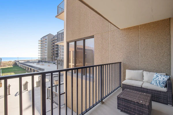 2nd Floor Ocean View Condo with Balcony, Shared Pool/HT/Tennis, AC