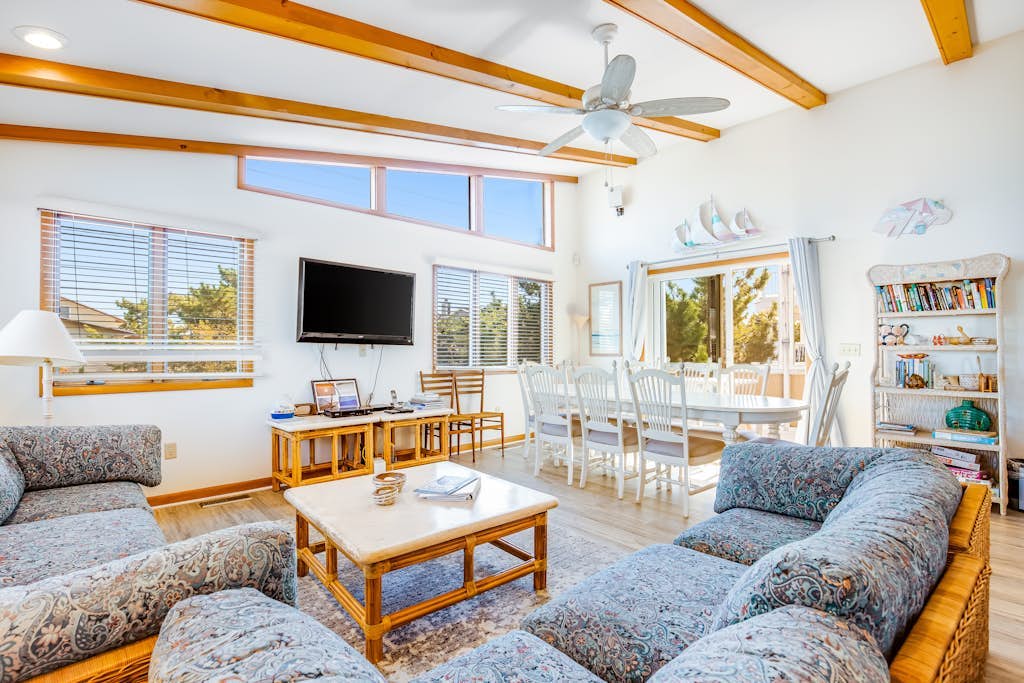 Fenwick Island spacious beach house with deck, W/D & full kitchen - dog-friendly