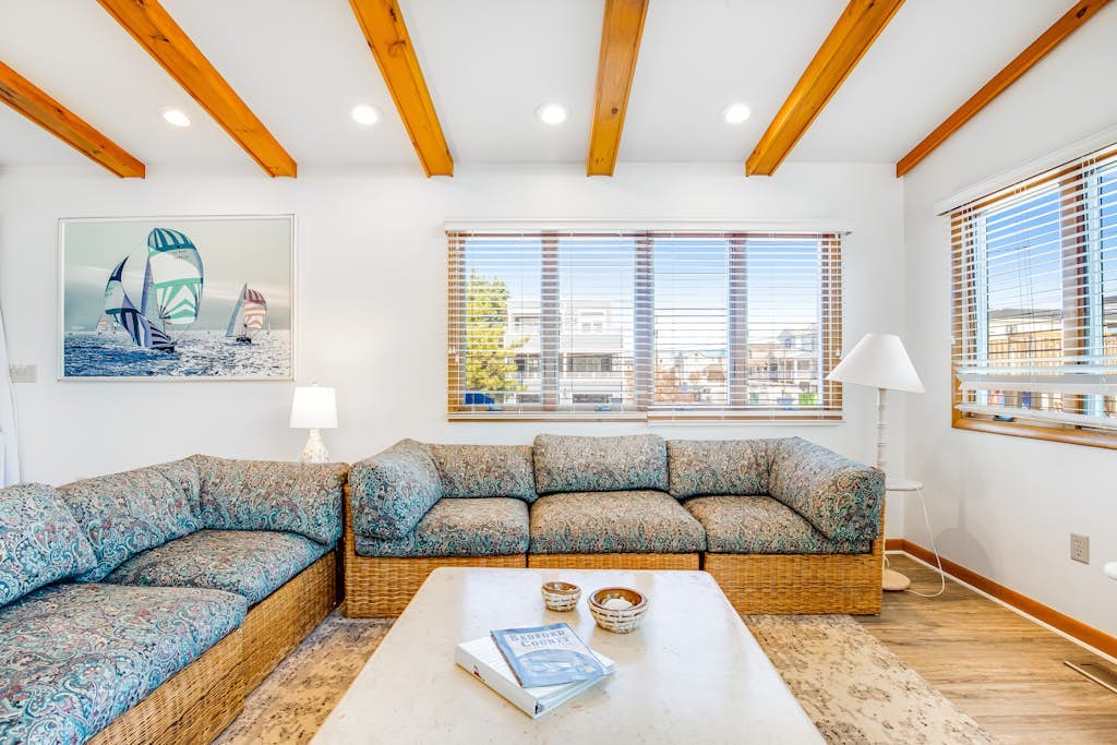 Fenwick Island spacious beach house with deck, W/D & full kitchen - dog-friendly