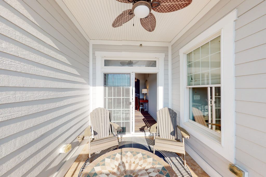 Bayside Resort condo - fireplace, central AC & private W/D - pools, gym & golf