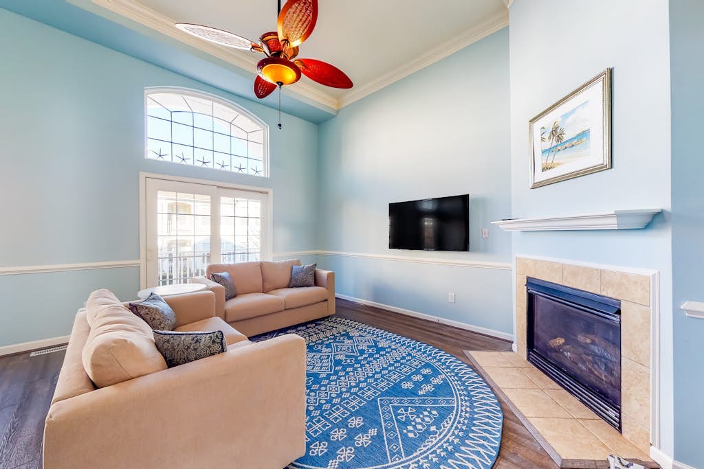 Bethany Lakes townhome with fireplace, balcony, & pool/hot tub/tennis