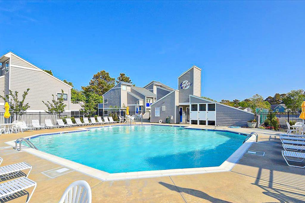 Condo with central AC, private W/D & free WiFi - shared pool