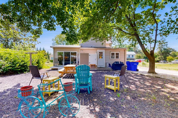Town of Ocean View home with BBQ & AC - near beaches, parks, golf