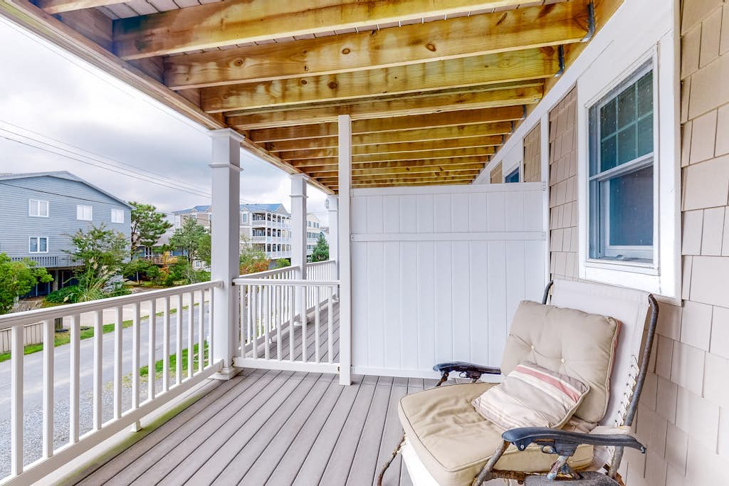 Sunny townhome steps from beach with WiFi, fireplace, AC & washer/dryer