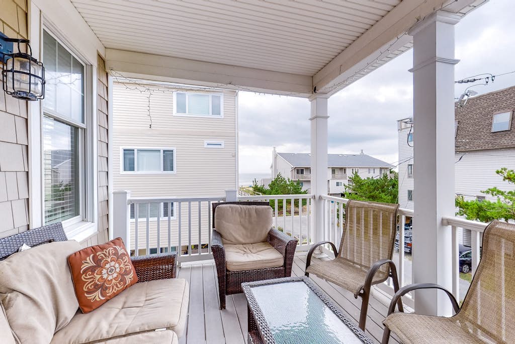 Sunny townhome steps from beach with WiFi, fireplace, AC & washer/dryer