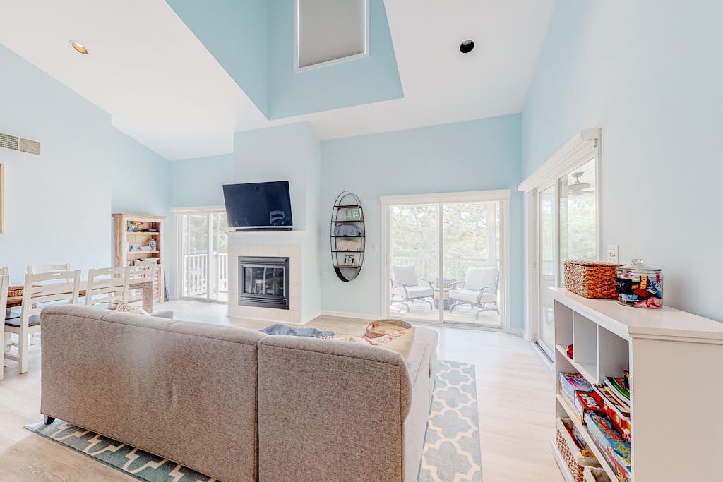Sea Colony condo w/ beach access, pools, tennis, gym, fast WiFi, central AC, W/D