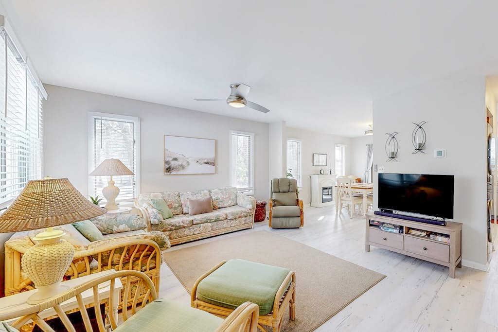 Bethany Pines townhome with pool, tennis, & private washer/dryer - near beach