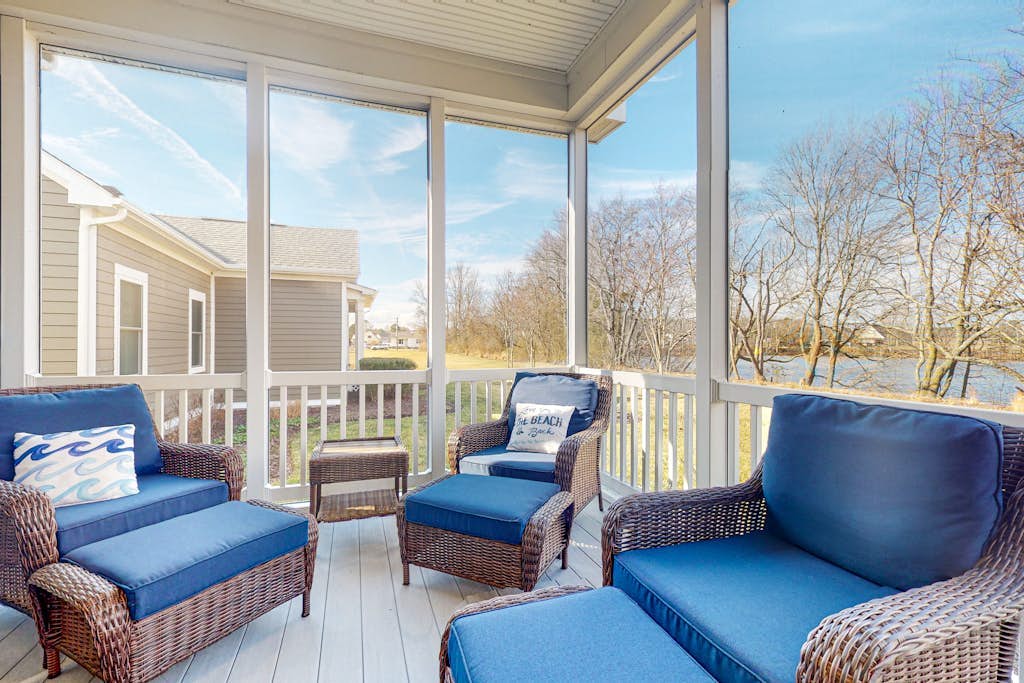 Dazzling Bayside Resort home with pools, gym, & athletic court - close to beach