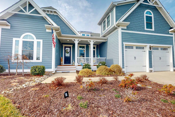 Dazzling Bayside Resort home with pools, gym, & athletic court - close to beach