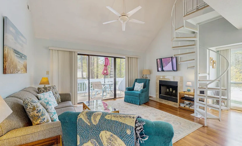 Top-floor Sea Colony gem with AC & fast WiFi - walk to beach, pools & tennis