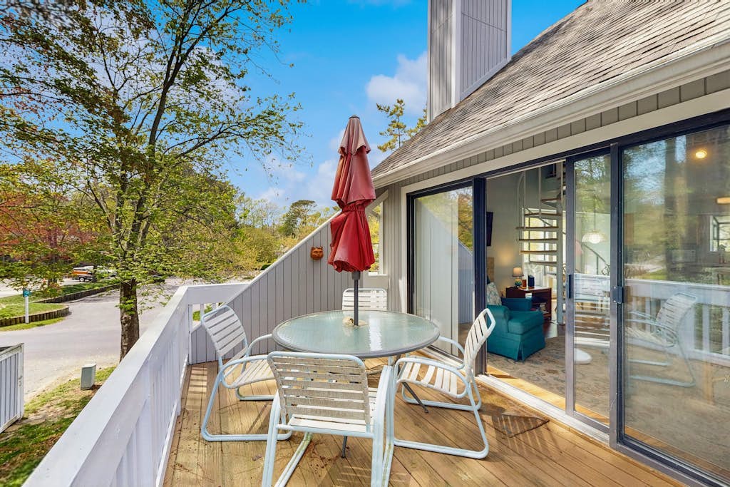 Top-floor Sea Colony gem with AC & fast WiFi - walk to beach, pools & tennis