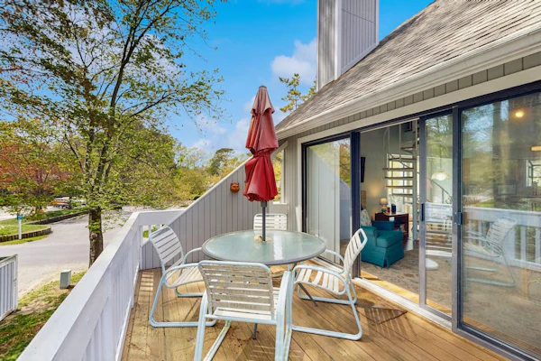 Top-floor Sea Colony gem with AC & fast WiFi - walk to beach, pools & tennis