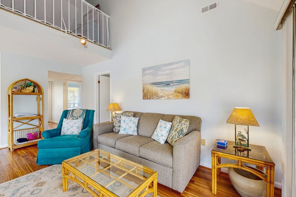 Top-floor Sea Colony gem with AC & fast WiFi - walk to beach, pools & tennis
