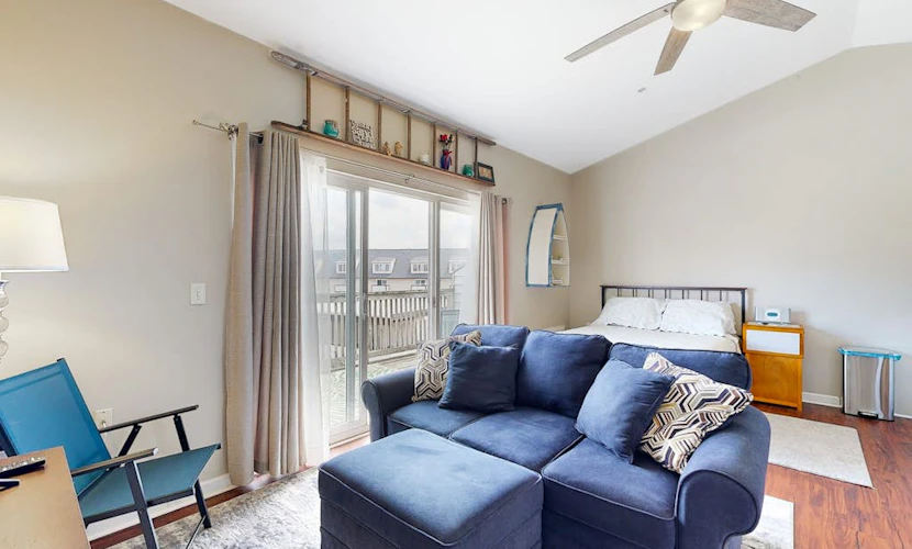 Bethany Beach Inn studio with kitchenette, fast WiFi & furnished balcony
