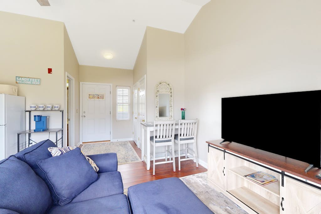 Bethany Beach Inn studio with kitchenette, fast WiFi & furnished balcony