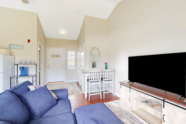 Bethany Beach Inn studio with kitchenette, fast WiFi & furnished balcony