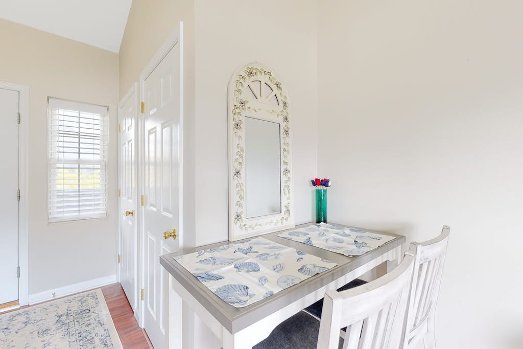 Bethany Beach Inn studio with kitchenette, fast WiFi & furnished balcony