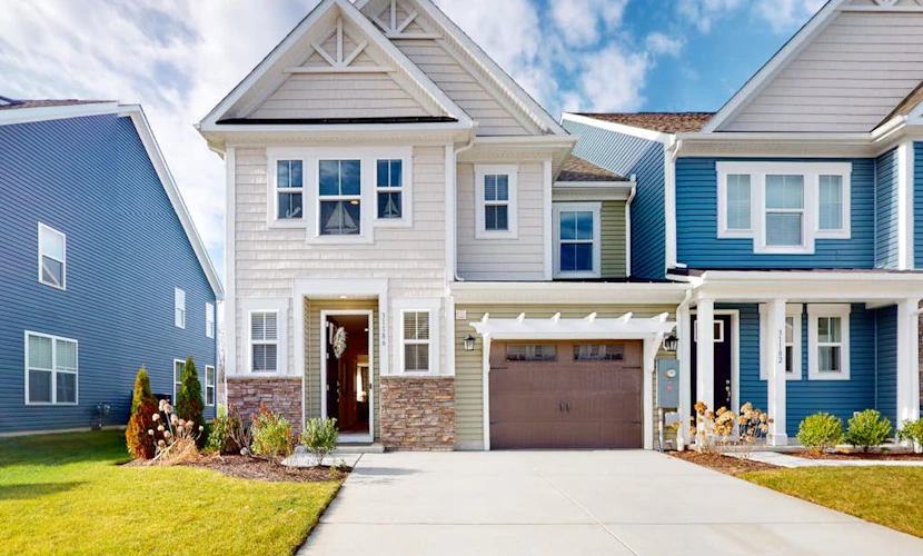 Bishop's Landing townhouse with grill, outdoor pool, gym, tennis court, shuttle