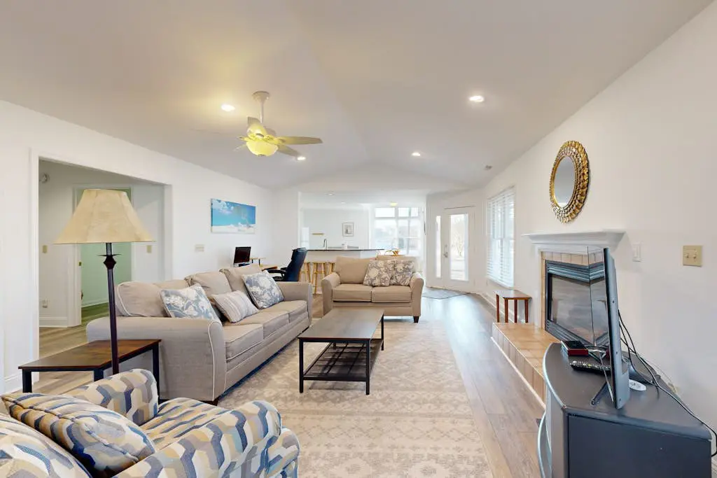 Salt Pond - 1 Heron Ct