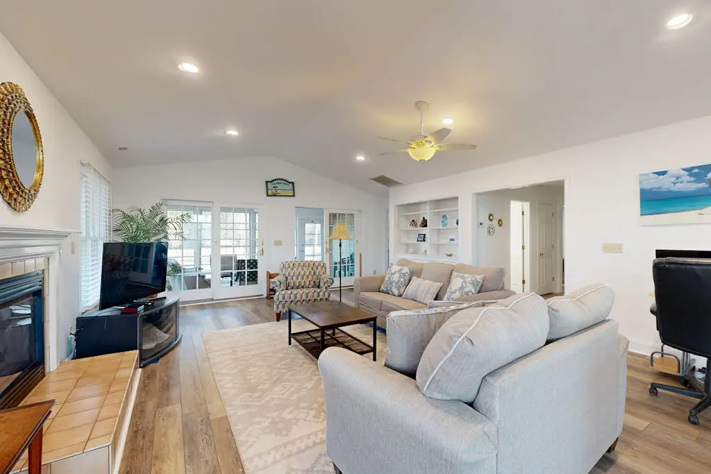Salt Pond - 1 Heron Ct