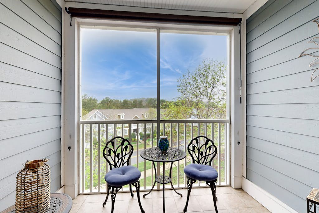 Bayside Resort 3rd-floor condo with indoor/outdoor pools, hot tub, tennis & gym