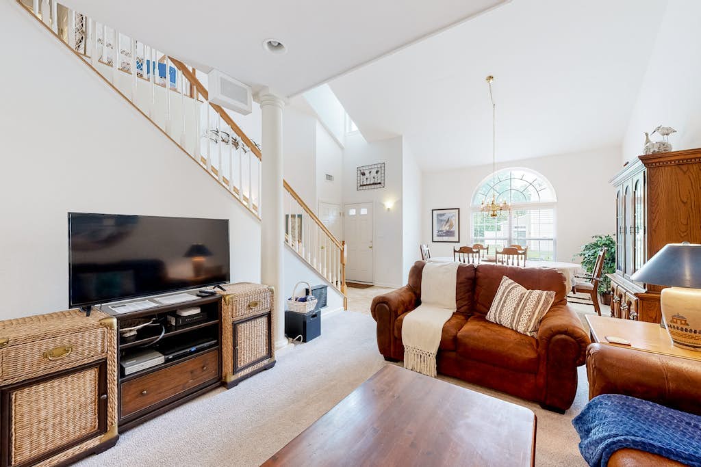 Creekside townhome with gas grill, patio, deck, W/D, full kitchen, & pool table