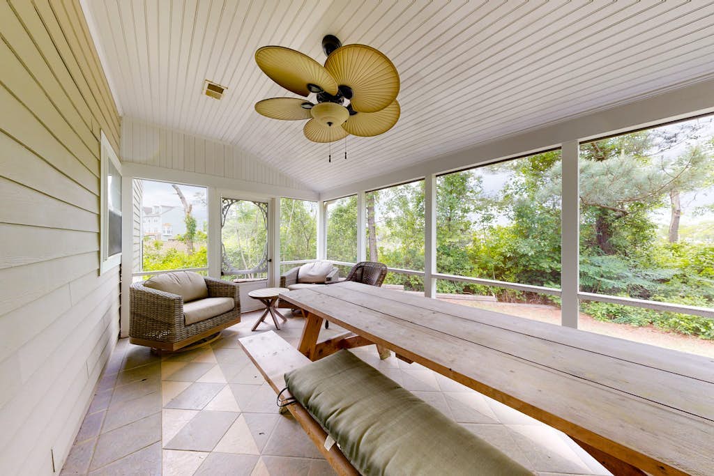 Creekside townhome with gas grill, patio, deck, W/D, full kitchen, & pool table