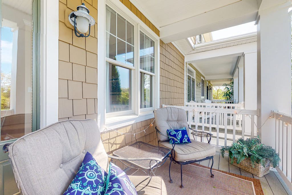 Bayside Resort condo with pools & athletic courts