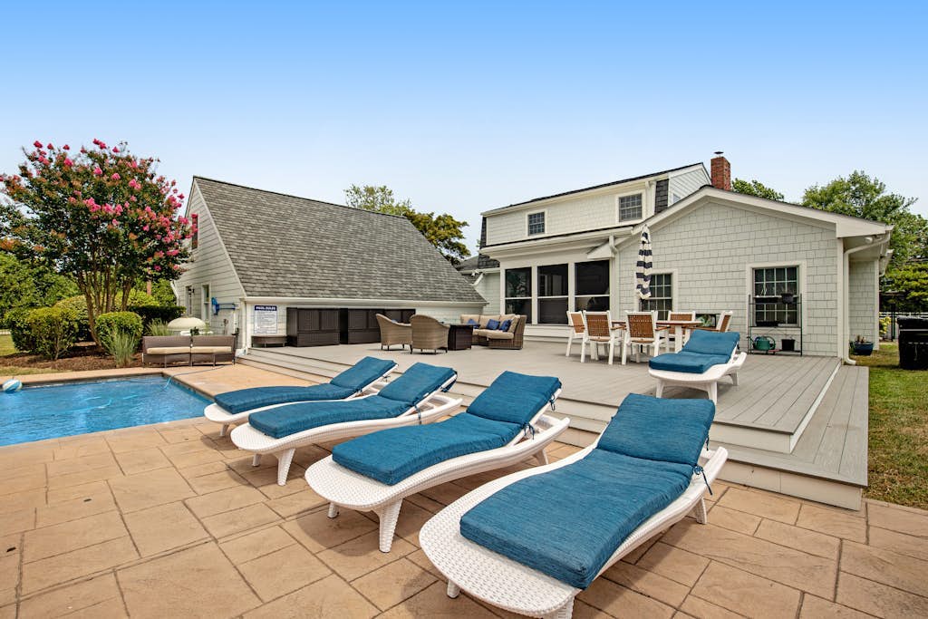 Town of Ocean View oasis with sparkling private pool & central AC