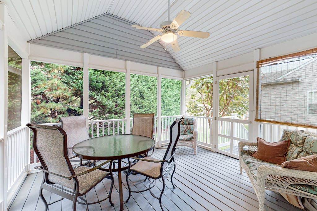 Lovely home with fireplace, fast WiFi, central AC, & washer/dryer