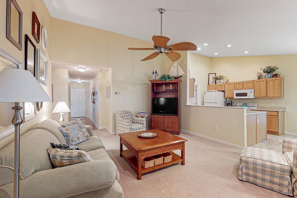 Lovely home with fireplace, fast WiFi, central AC, & washer/dryer