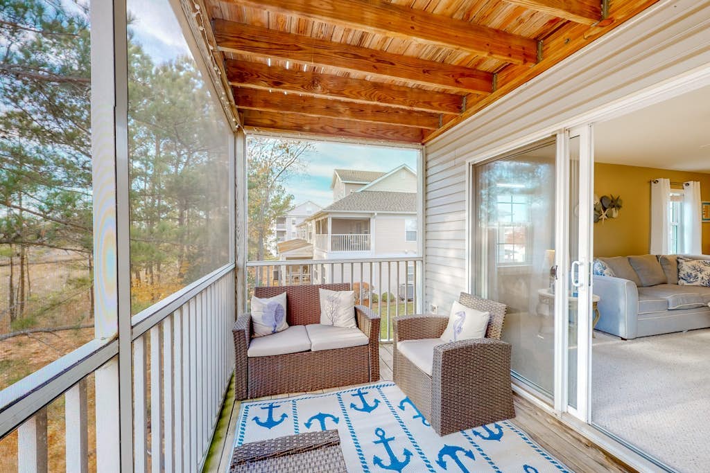 2nd-floor condo at Bethany Bay with pool, on-site golf, and sports courts