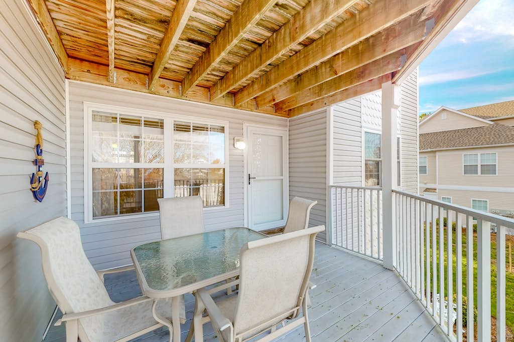 2nd-floor condo at Bethany Bay with pool, on-site golf, and sports courts