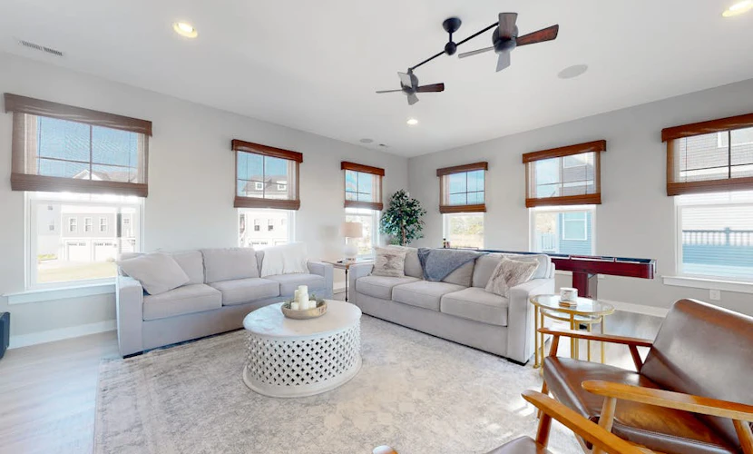 Tidal Walk home with, outdoor pool, decks, fast WiFi, bikes, & dog friendly