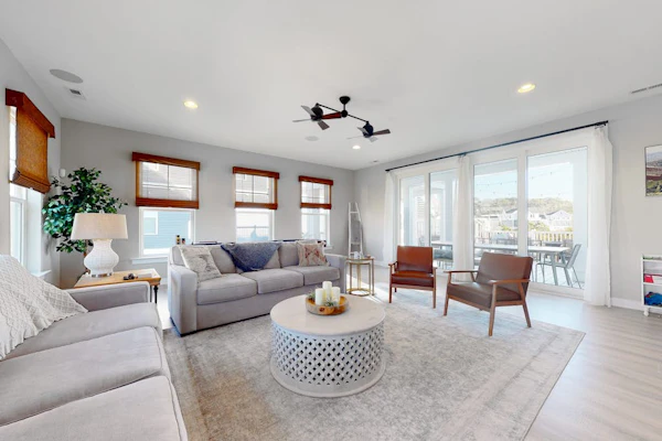 Tidal Walk home with, outdoor pool, decks, fast WiFi, bikes, & dog friendly