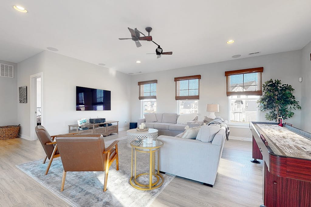 Tidal Walk home with, outdoor pool, decks, fast WiFi, bikes, &  dog friendly