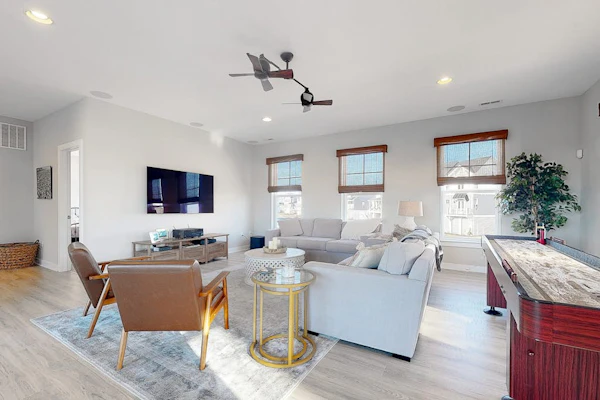 Tidal Walk home with, outdoor pool, decks, fast WiFi, bikes, & dog friendly