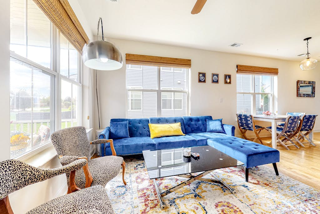 Bishops Landing townhome with private washer/dryer, shared pool, tennis, gym