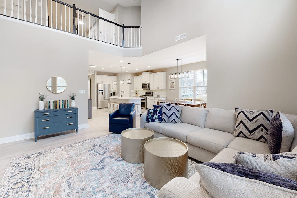 Bishops Landing townhome with screened porch, patio, on-site pool & tennis