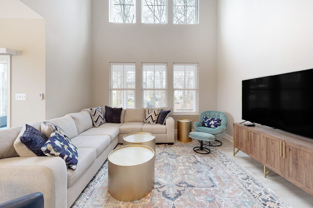 Bishops Landing townhome with screened porch, patio, on-site pool & tennis