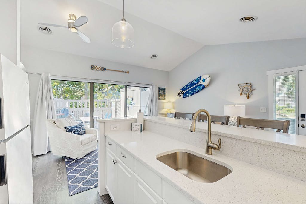 Sea Colony West condo with lovely deck, pools, hot tubs, tennis, & beach shuttle