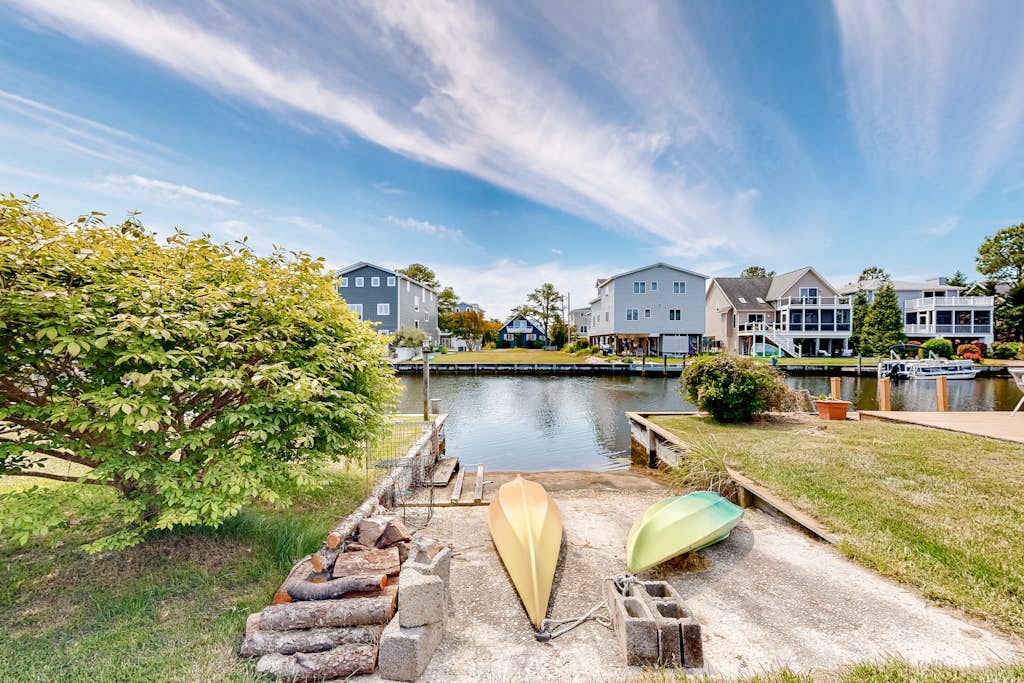 South Bethany bay-view home with dock, deck, kayaks, & bikes