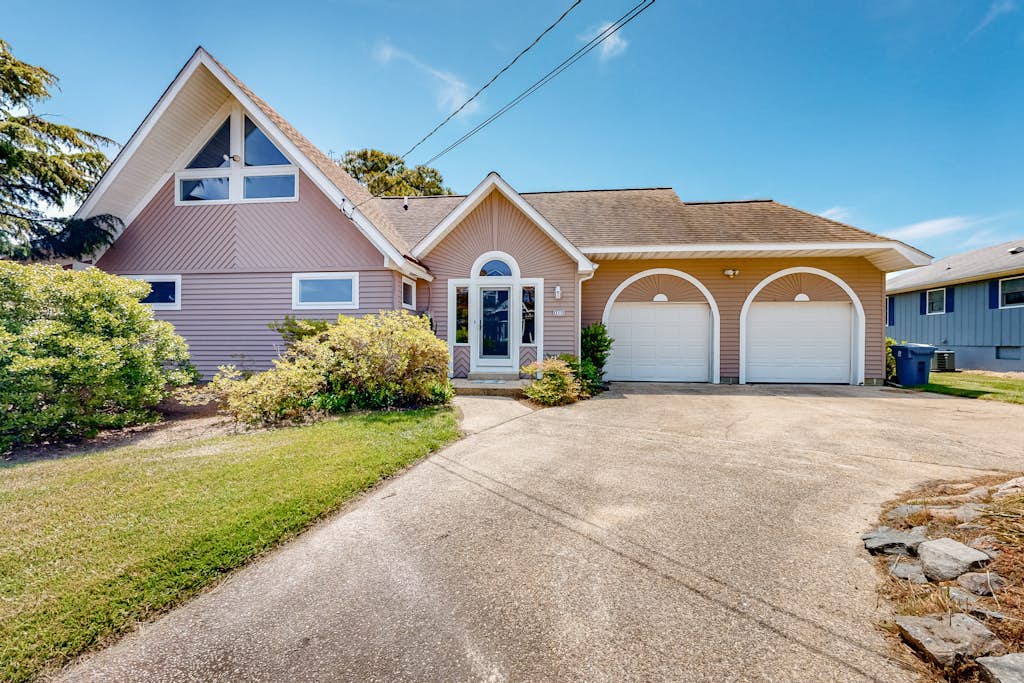 South Bethany bay-view home with dock, deck, kayaks, & bikes