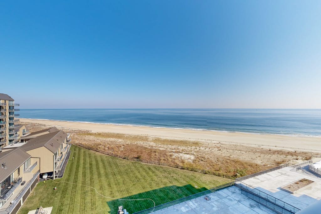 Sea Colony Ocean condo with pools, hot tub, fitness room, & sports courts