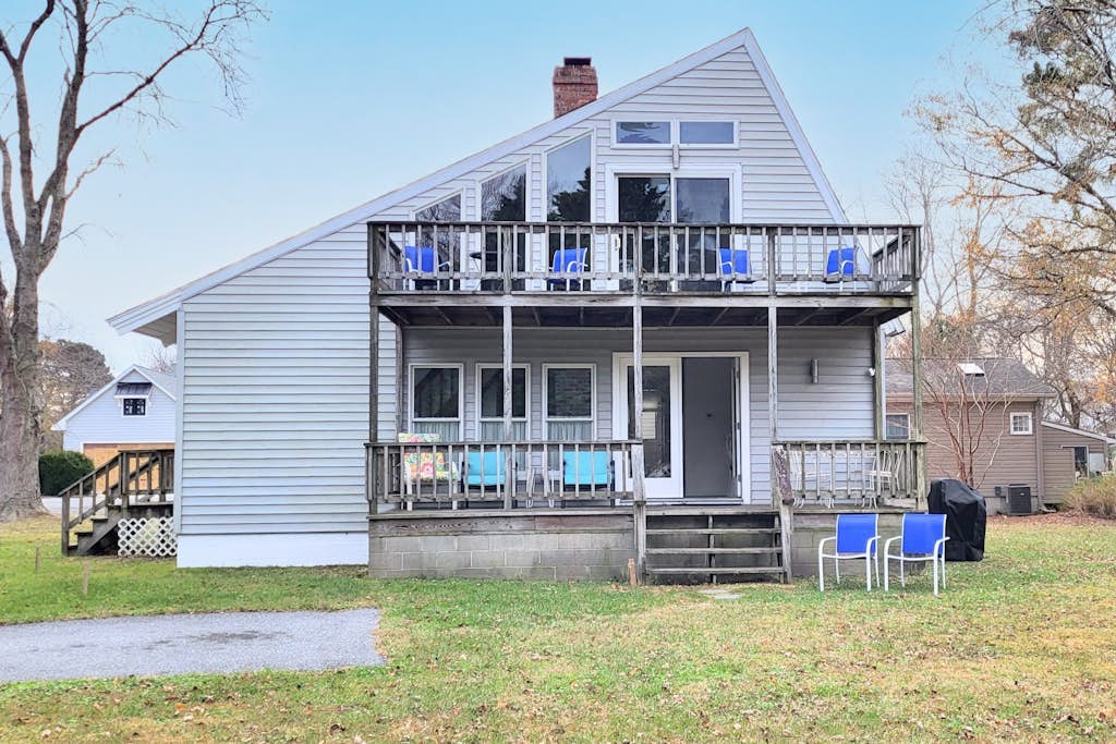 Bethany West home with pool & tennis access - wood finishes, balcony, W/D, & AC