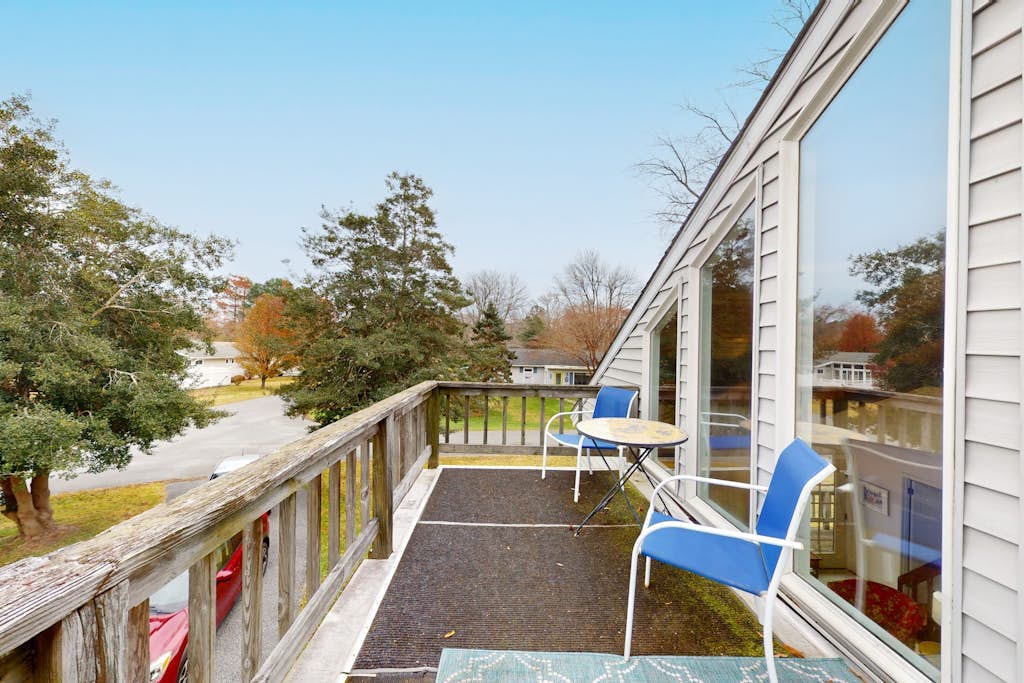 Bethany West home with pool & tennis access - wood finishes, balcony, W/D, & AC