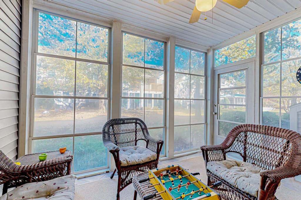 Sea Colony townhouse near beach with 12 pools, 2 hot tubs, private beach, & gym