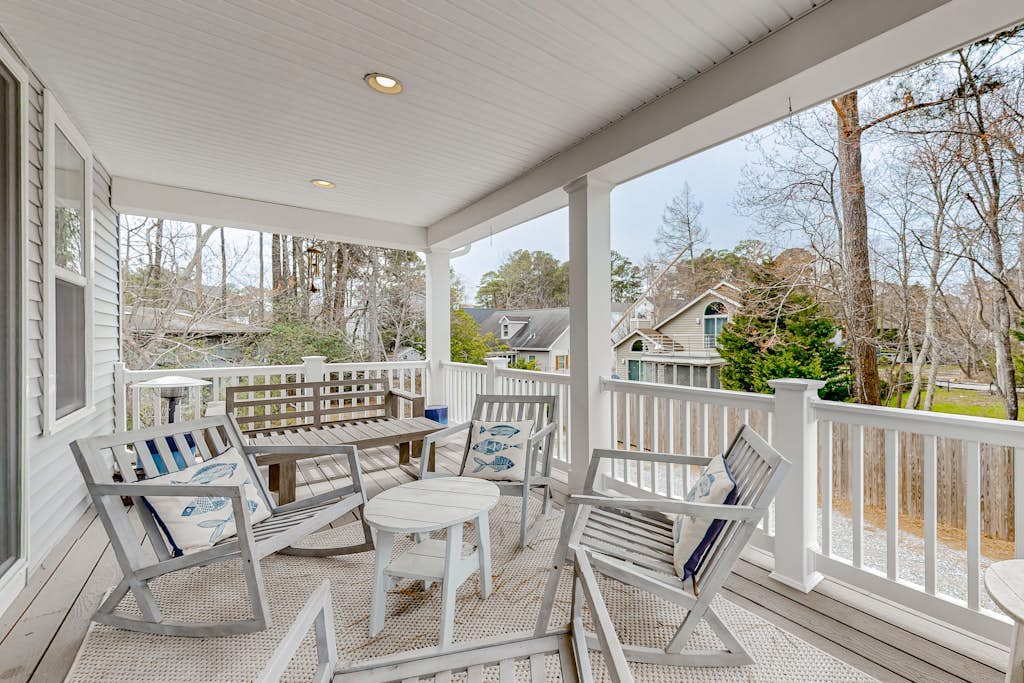 Town of Bethany Beach home near beach with firepit, bikes, fireplace, beach gear