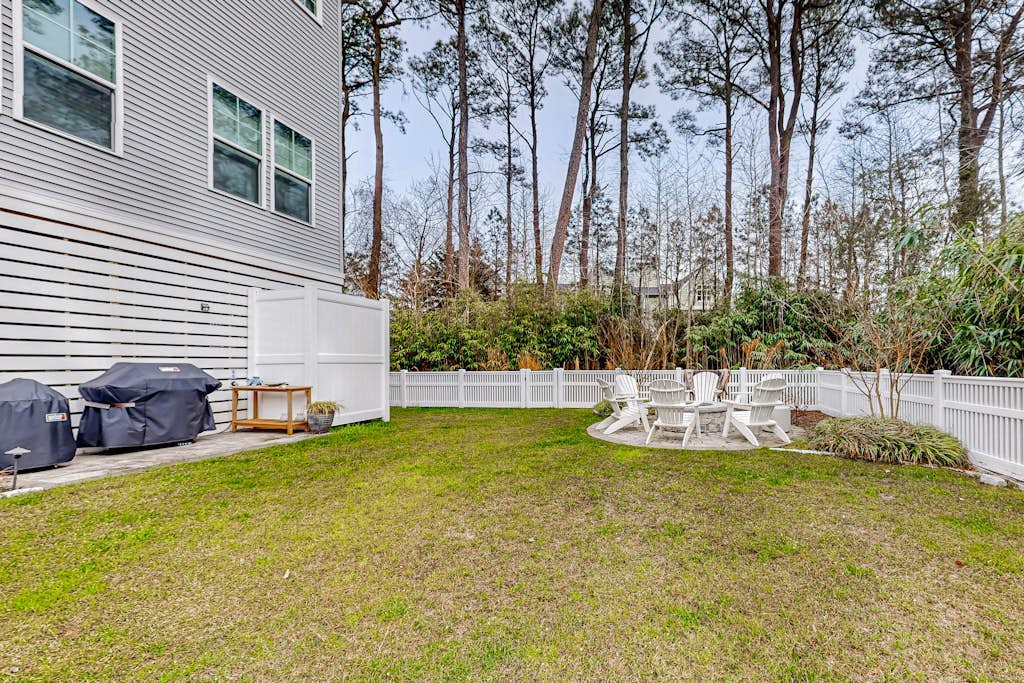 Town of Bethany Beach home near beach with firepit, bikes, fireplace, beach gear