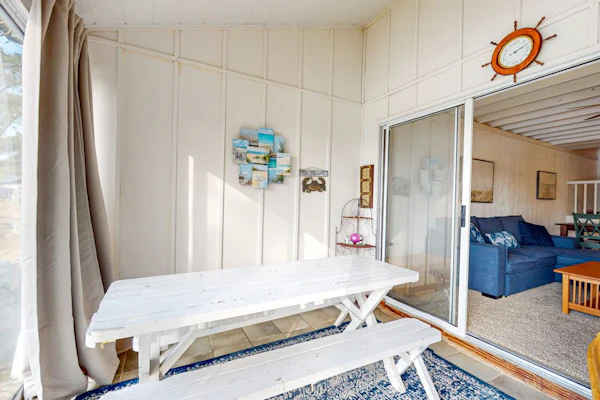 Mallard Lakes townhouse in peaceful community with pool, hot tub, fishing pier